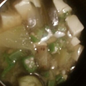 夏野菜（オクラ・豆腐・茄子）の味噌汁
